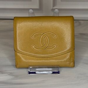 Chanel Compact Wallet – Caviar Leather – Gold Tone CC – Authentic